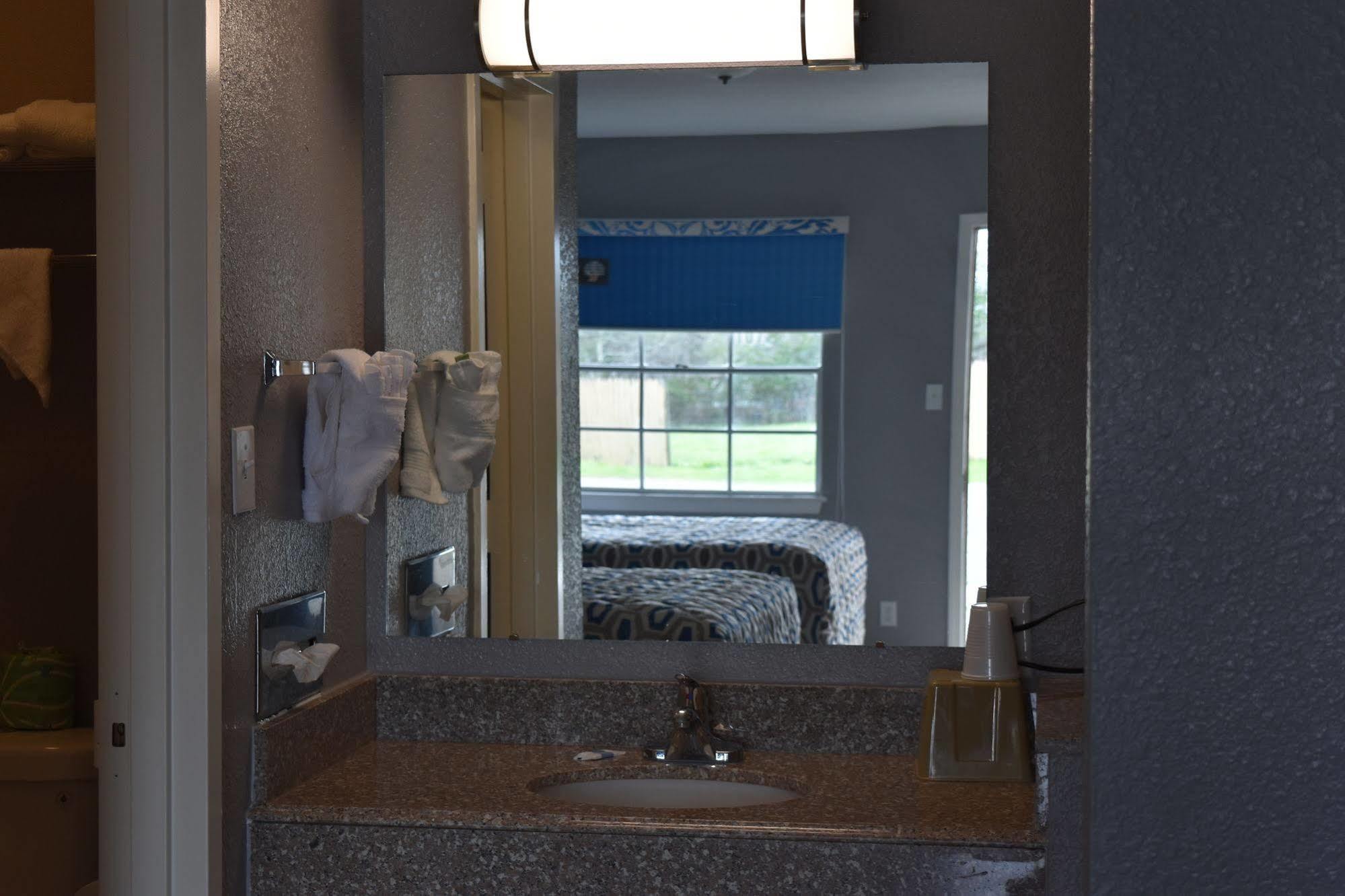 Woodfield Inn And Suites Yoakum Eksteriør billede